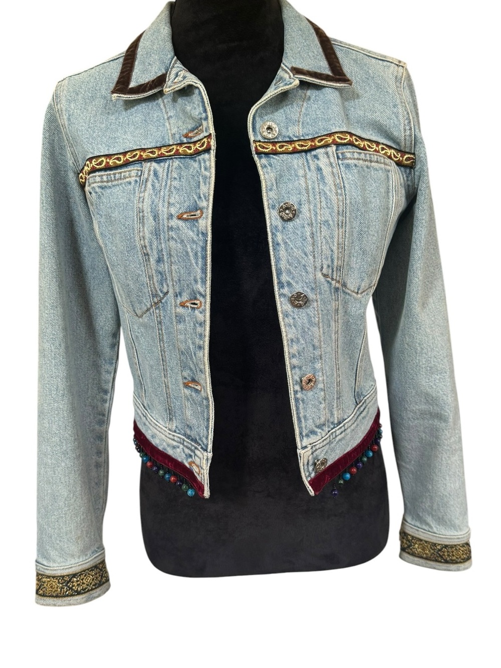 This vintage  women’s denim jacket is an ABS by Allen Schwartz Size Small
